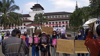 HUT AJI Bandung: Jurnalis, Mahasiswa, dan Warga Sipil di Menolak RKUHP