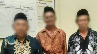 Tidak Pandang Bulu, Polisi Sikat Tiga Kakek Judi Remi di Kuburan