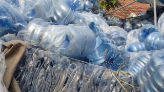 Masuk 10 Besar Penyampah Plastik Dunia, Perusahaan Air Minum Digugat Karena Sampah Plastiknya