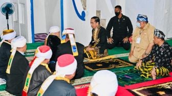 Ikuti Prosesi Penyematan Gelar Kesultanan Buton, Jokowi Diberikan Gelar Kehormatan