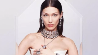 Gebrakan Bella Hadid Tampil Topless di Paris Fashion Week, Tubuh Polosnya Disemprot Cairan Ajaib