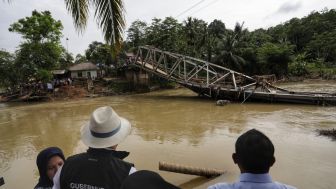 Warga Terdampak Banjir di Lebak, Gubernur Ridwan Kamil Serahkan Bantuan