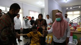 Risma Bawa Anak Tanpa Lubang Anus Berobat ke Jakarta