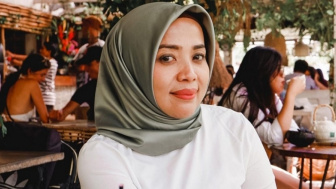 Dikira Jatuh Miskin dan Hidup Cuma dari Jualan Tisu, Penghasilan Muzdalifah Ternyata Tembus Rp8 M!