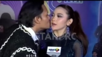 Rizky Febian Mendadak Cium Mahalini Saat Wawancara: Gak Sopan!