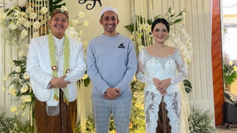 Gak Punya Adab? Habib Jafar Pakai Baju Kasual Datang ke Nikahan Nopek Novian, Auto Jadi Omongan
