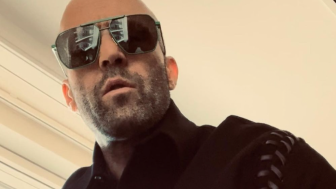 Seorang Mirip Jason Statham Disebut Pasang Bendera dan Slayer Palestina di Mobil Mewahnya