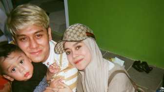 Branded sejak Dini, Harga Sepatu Baby L saat Nonton Rizky Billar Main Bola Bikin Mewek