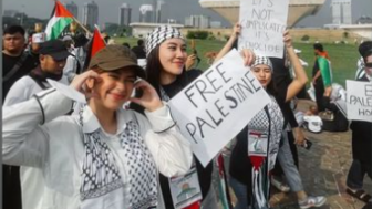 Dituduh Cuma Numpang Foto dalam Aksi Bela Palestina di Monas, Rebecca Klopper Timpali Komen Netizen seperti Ini