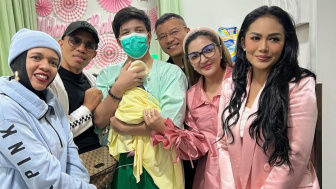 Dikira Kode Ngebet Punya Cucu Cowok, Terungkap Alasan Baju Geni Faruk Beda Sendiri saat Aurel Lahiran
