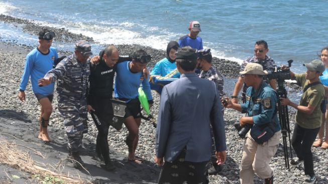 Aksi Heroik Pria Berenang Lintas Selat Bali, Gerakkan Hati Masyarakat Sadar Bahaya Sampah