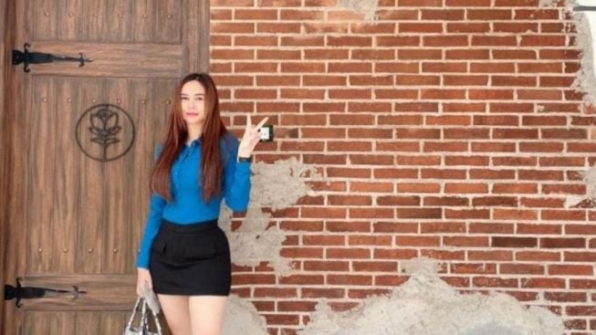 Kaki Jenjang Hot Mom Ini Bikin Salfok, Aura Kasih Kian Hari Tambah Cantik