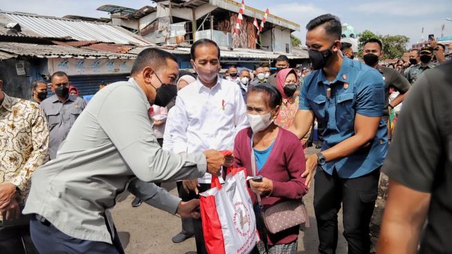 Cerita Kokom di Pasar Cicaheum Sebelum Dapat Bantuan dari Jokowi, Siapkan Contekan di Tangan