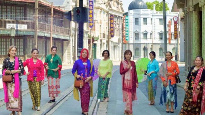 Kebaya Goes to UNESCO, Perempuan Berpose Cantik di Kota Tua Shanghai