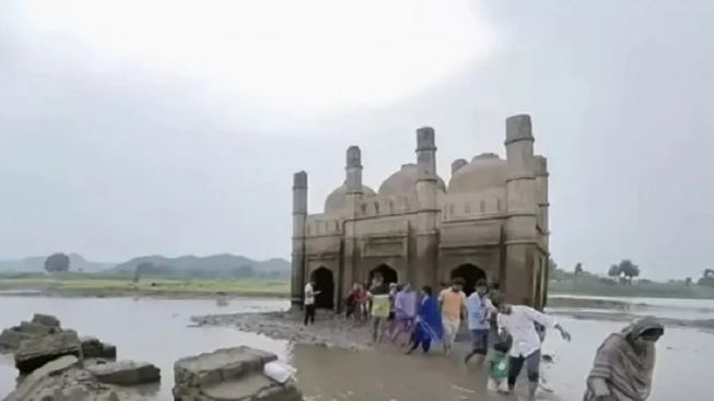 Air Waduk Mengering, Muncul Masjid Berusia Lebih Dari 100 Tahun