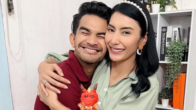 Tyas Mirasih Berbagi Cerita Siapa Kekasihnya kepada Luna Maya