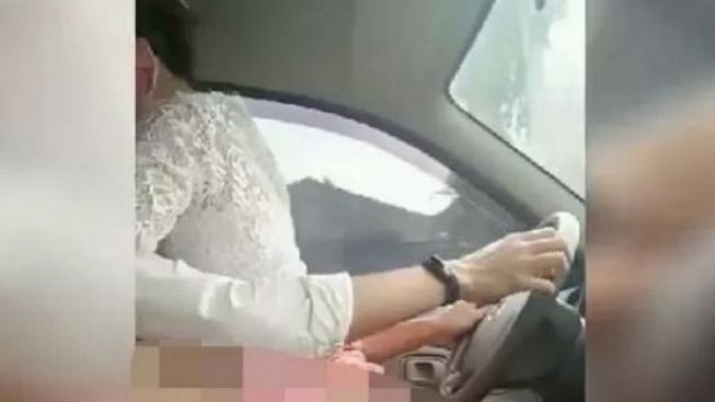 Sebar Adegan Dewasa di Akun Lain, Keterlaluan Polah Cewek Pemeran Video Wikwik Memakai Baju Adat Bali