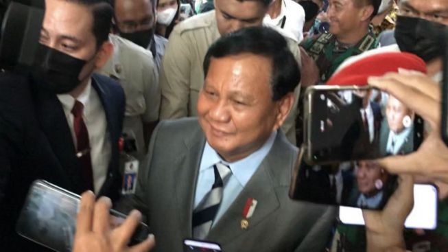 Prabowo Berikan Pistol G2 Elite Warna Perak dan Hitam ke Kapolri