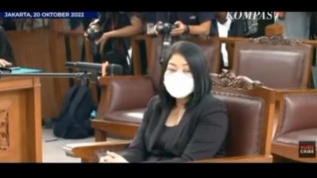 Mengenakan Outfit Selaras, Saat Putri Candrawathi Jalani Sidang