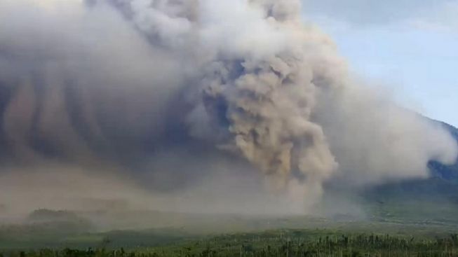 Ribuan Jiwa Mengungsi Akibat Awan Panas Guguran Semeru