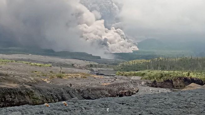 PLN Siaga Atasi Gangguan Akibat Erupsi Gunung Semeru