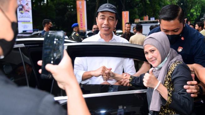 Jokowi Dicegat Buat Rasakan Kripik Tempe Kualitas Ekspor
