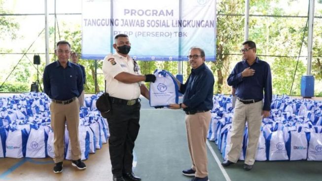 PT PP Bagikan Paket Kebutuhan Pokok Bagi Karyawan Jelang Lebaran