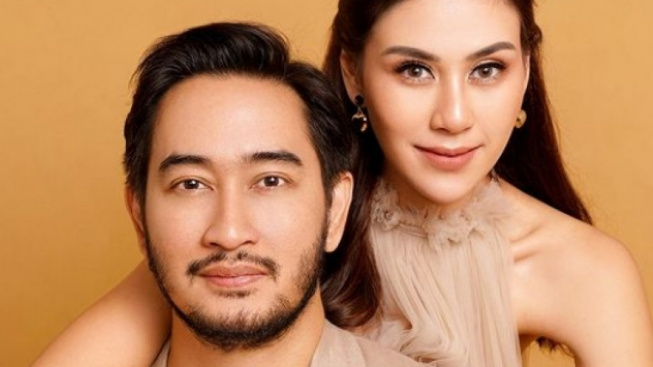 Dulu Isu Perselingkuhan Bikin Geger, Jeje Govinda Dan Syahnaz Tampil Makin Romantis Hingga Ajak Amy Qanita Umroh