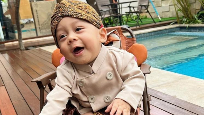 Bikin Jantungan, Baby Leslar Pakai Baju Seharga Rp7,6 Juta: Serasa Satu Lemari
