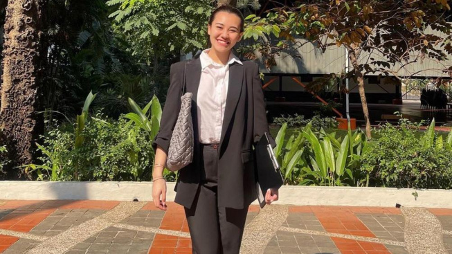 Pamer Momen Kuliah, OOTD Ngampus Aaliyah Massaid Sopan dan Elegan