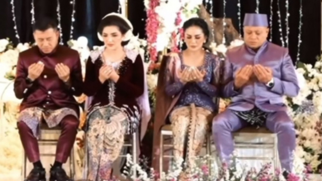 Akrab Duduk Sampingan di Acara Mitoni Aurel Hermansyah, Anang Hermansyah dan Krisdayanti Jadi Sorotan