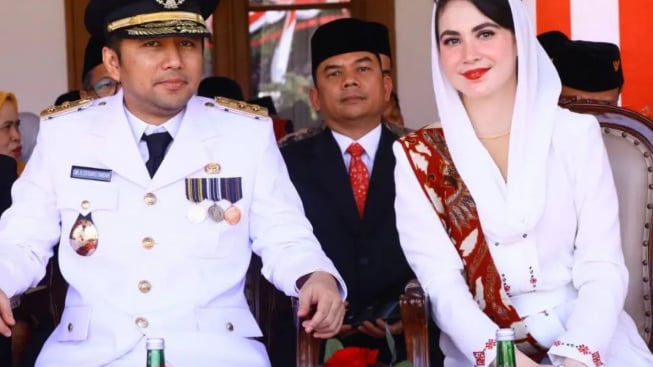 Rayakan 10 Tahun Pernikahan, Arumi Bachsin Panen Pujian Pakai Gaun Pengantin Putih: Ibu Bupati Favorit