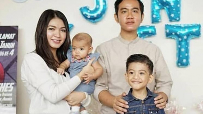 Selvi Ananda Bikin Love Sign Bareng Member XODIAC, Gibran Tersenyum PIlu: Lupakan Suami Dulu!