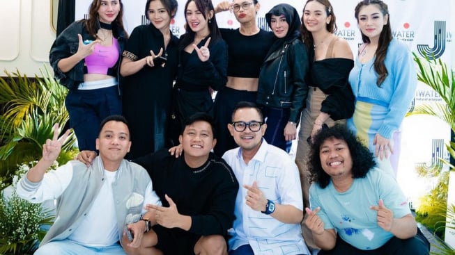 Geger Happy Asmara Foto Bareng Bella Bonita, Adabnya Jadi Omongan: Hatinya Terbuat dari Apa?