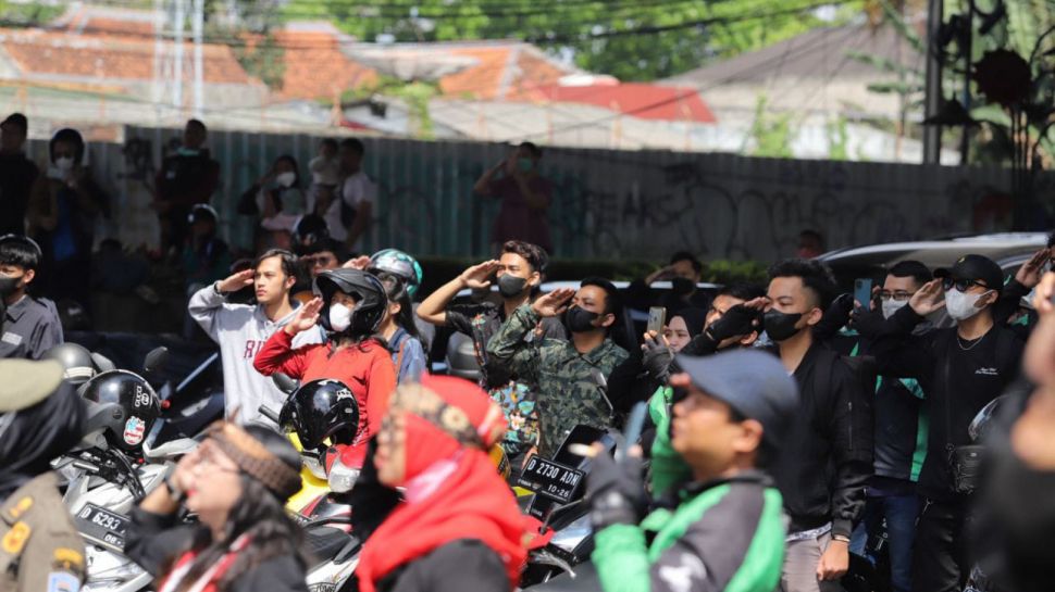 Warga Bandung Peringati Hut Kemerdekaan Ri Di Jalan