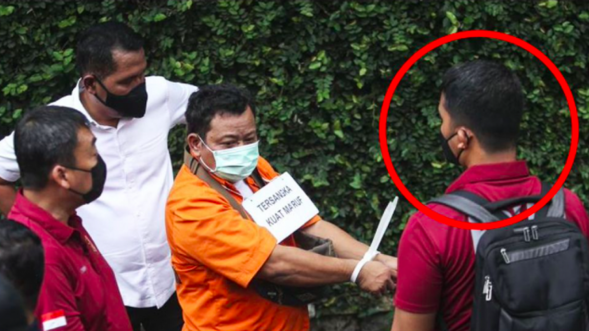 Adegan Kuat Maruf dan Bharatu Prayogi saat rekonstruksi pada 30 September 2022. [Youtube Polri TV]