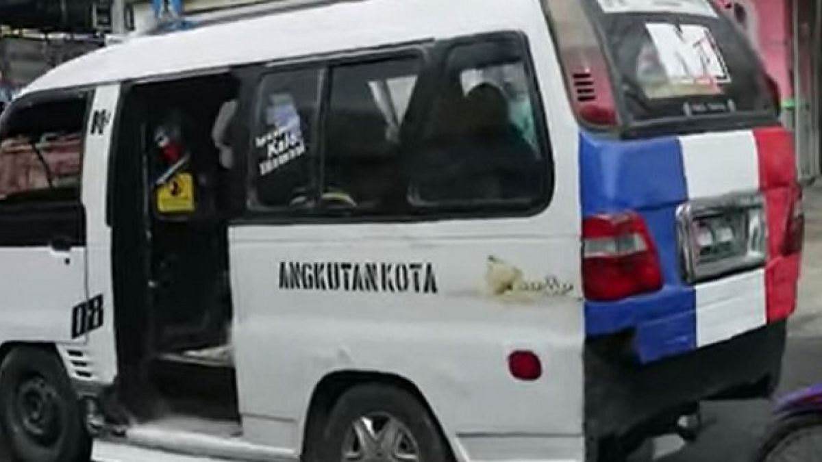 Angkutan Kota alias angkot di Kota Tasikmalaya. Harga BBM naik, Pemkot Tasikmalaya sarulkan BLT BBM. [Youtube rozeki]