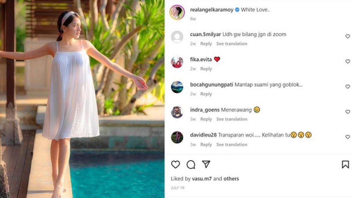 Penampilan Angel Karamoy makin wah dan terlihat modis dengan motif stripe dan warna pastel yang lembut. [Instagram @realangelkaramoy]