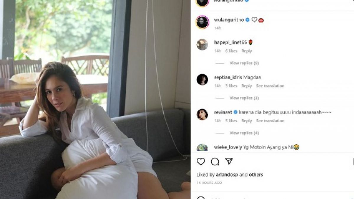 Artis cantik Wulan Guritno dengan pose seksi duduk di sofa. Wulan Guritno tampak berfoto di ruangan berjendela besar. Pancaran cahaya dari luar ruangan menambah wajah Wulan Guritno semakin bersinar. [instagram/wulanguritno]