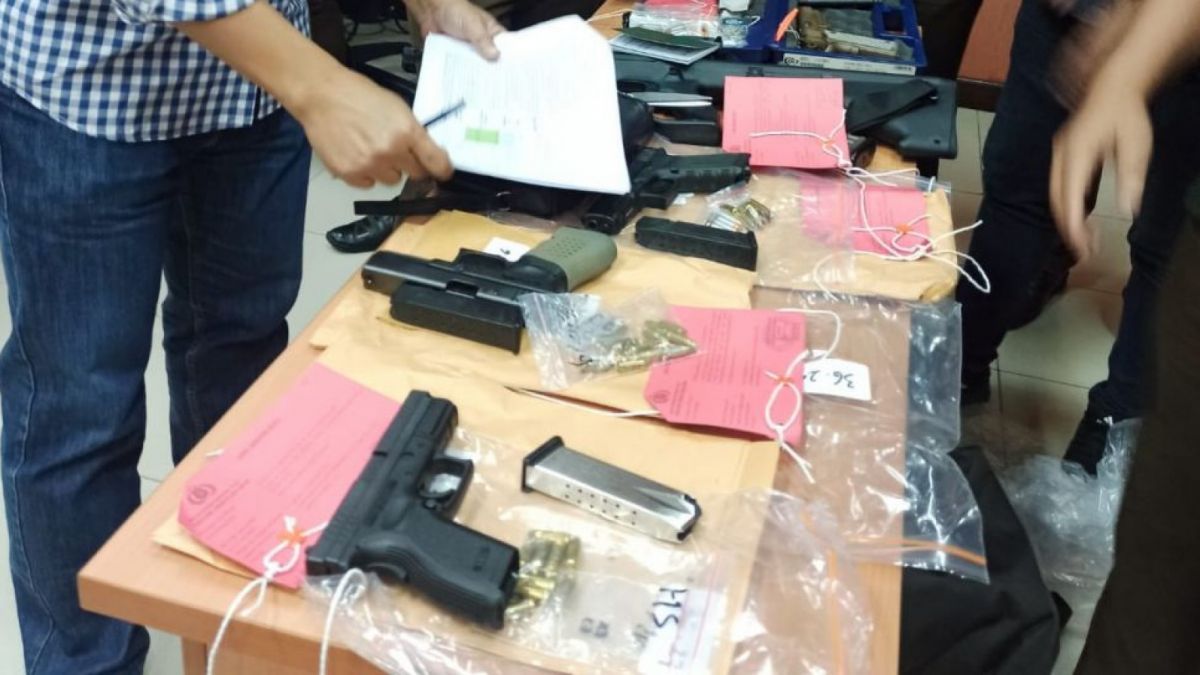 Polri melimpahkan barang bukti kasus pembunuhan Nofryansah Yosua Hutabarat alias Brigadir J ke Kejaksaan Negeri (Kejari) Jakarta Selatan. Beberapa barang bukti yang diserahkan di antaranya pistol dan [Suara.com]