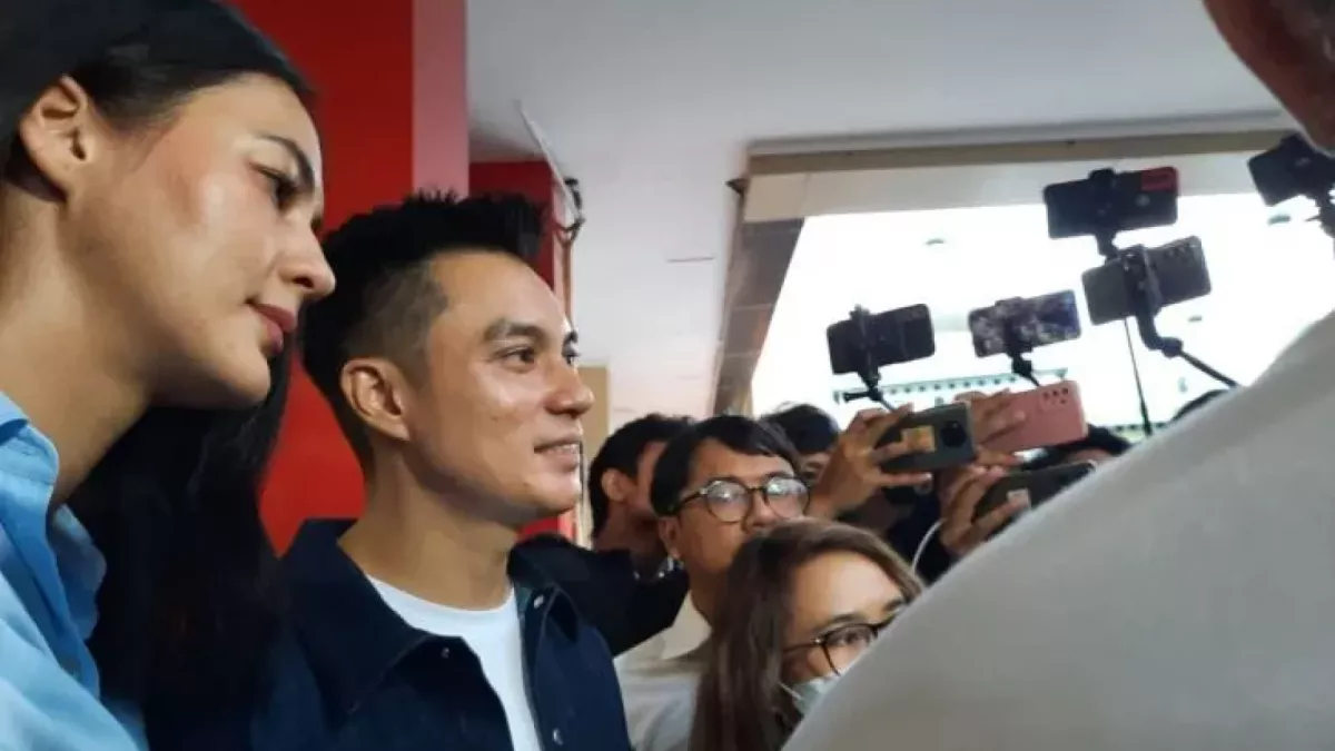 Baim Wong dan Paula Verhoeven memberikan keterangan pers usai menjalani pemeriksaan di Polres Metro Jakartat Selatan, Jumat (7/10/2022). [Antara]