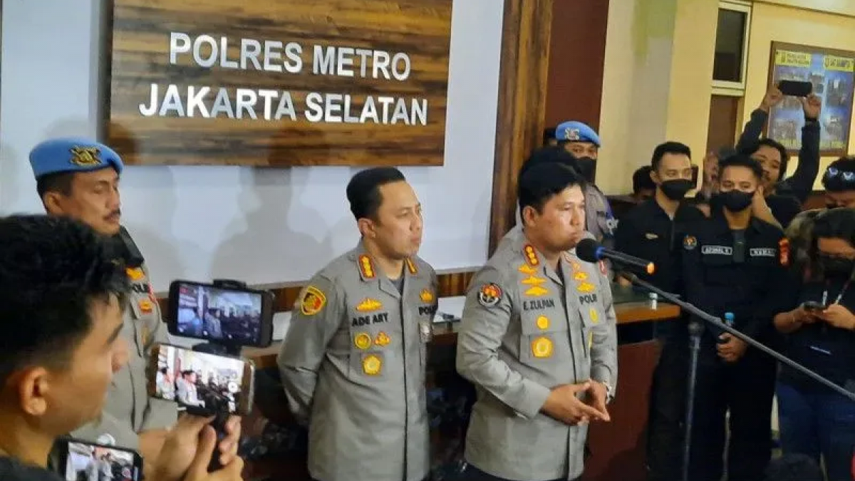 Kabid Humas Polda Metro Jaya Kombes Pol. Endra Zulpan dan Kapolres Metro Jakarta Selatan Kombes Pol. Ade Ary Syam Indradi saat konferensi pers terkait penetapan tersangka pada Rizky Billar. [Antara]