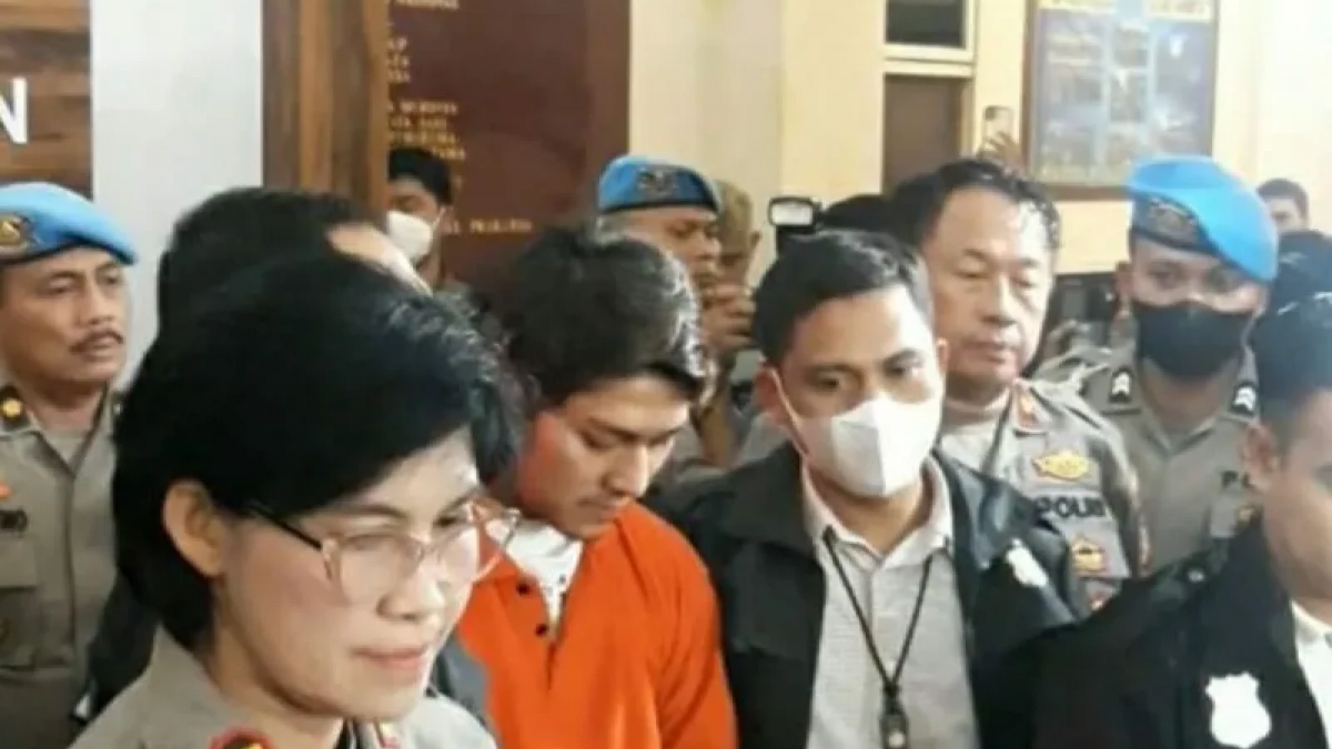 Artis Rizky Billar (tengah, pakai kaus oranye) saat berada di Polres Metro Jakarta Selatan, Kamis (13/10/2022). [ANTARA]