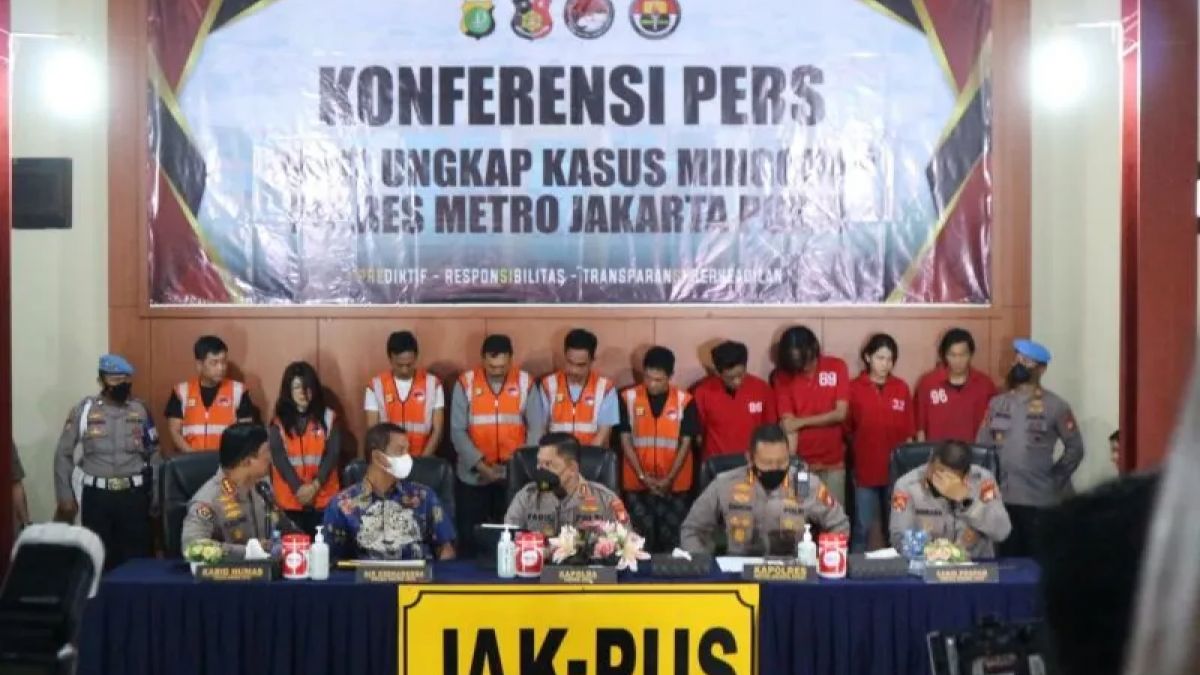 Kapolda Metro Jaya Irjen Pol Fadil Imran (tengah) menggelar konferensi pers ungkap 11 tersangka kasus narkotika, Jumat (14/10/2022). [Antara]