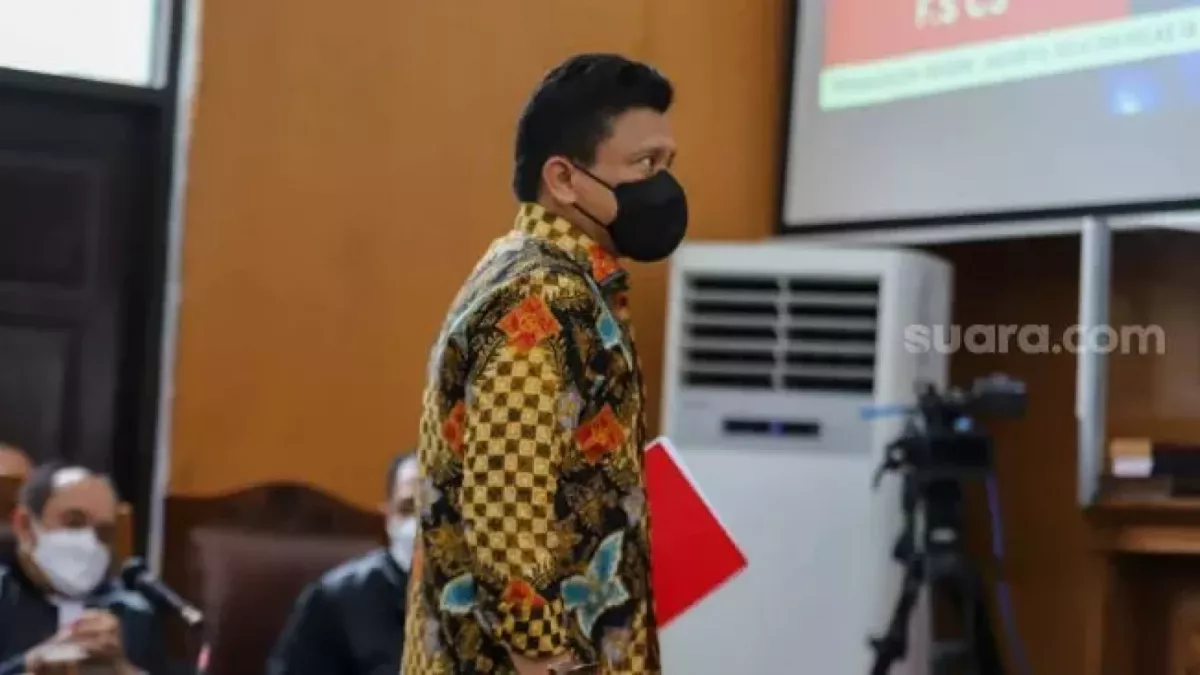 Terdakwa kasus pembunuhan berencana Ferdy Sambo saat mengikuti sidang perdana di Pengadilan Negeri Jakarta Selatan, Senin (17/10/2022). [Suara.com]