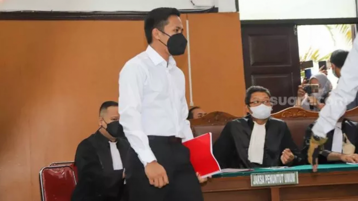 Terdakwa kasus pembunuhan berencana Richard Eliezer saat menghadiri sidang perdana di Pengadilan Negeri Jakarta Selatan, Selasa (18/10/2022). [Suara.com]