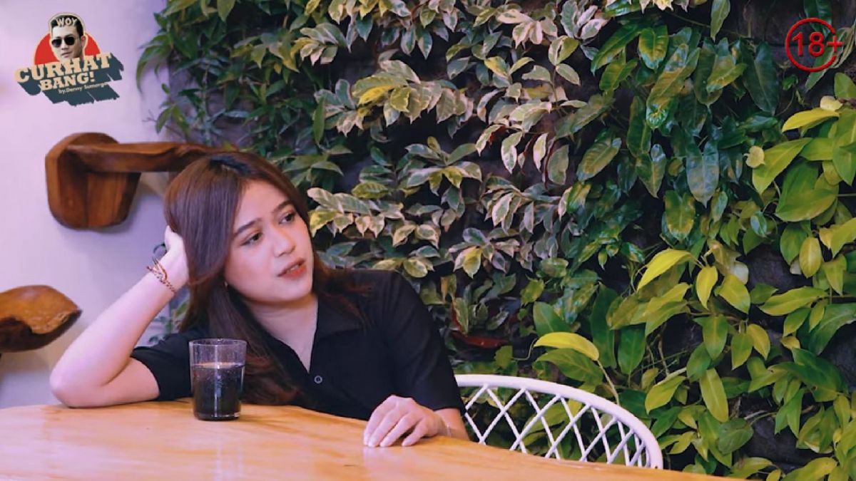 Tangkapan layar Brisia Jodie yang menceritakan masalahnya kepada Denny Sumargo. [YouTube Denny Sumargo]