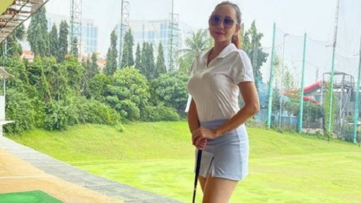 Artis seksi Aura Kasih. Pada Desember 2018 silam, Aura Kasih resmi dinikahi bule Brasil bernama Erick Amaral. [instagram.com/aurakasih]