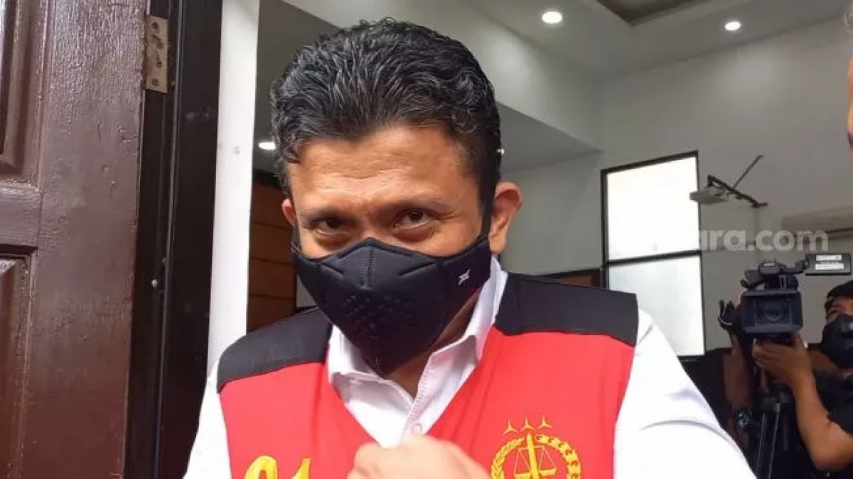 Ferdy Sambo tersenyum saat ditanya awak media soal isi catatan dalam buku hitam pribadinya. [Suara.com]