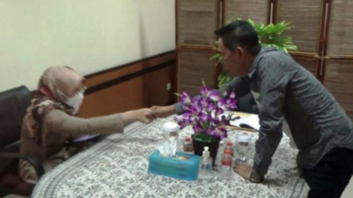 Anggota Komisi VI DPR RI yang tengah bertemu dengan sang istri, Anne Ratna Mustika selaku Bupati Purwakarta, yang dikabarkan akan menjalani sidang perceraian usai sidang mediasi berbuah kegagalan. [Suara.com]